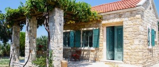 01 - Exterior casuta de poveste din piatra